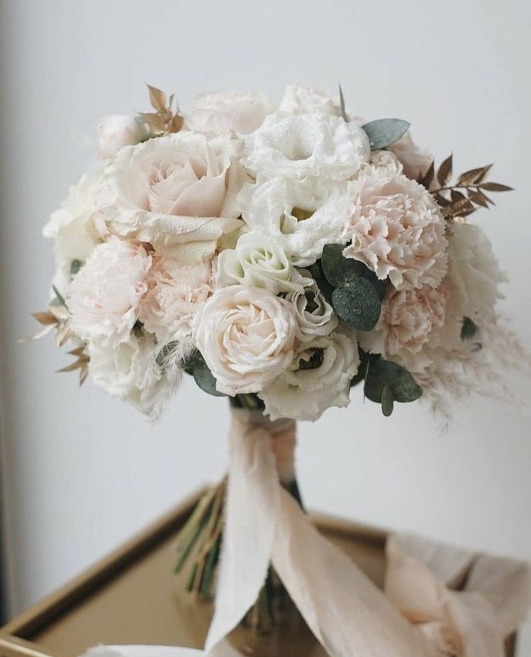 Цветы на свадьбу для родителей и гостей